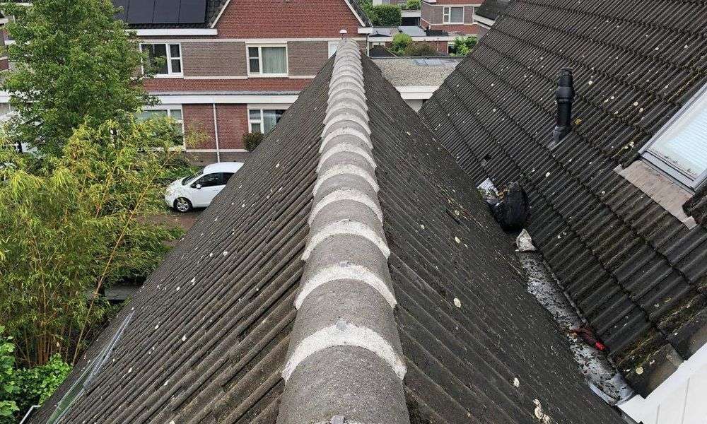 Repareren van nokvorsten in Scheemda